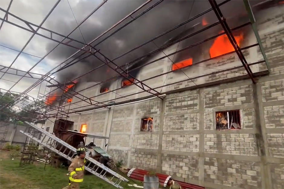 Un incendio afecta una bodega en el kil&oacute;metro 22 de la ruta al Pac&iacute;fico. (Foto: Bomberos Voluntarios)