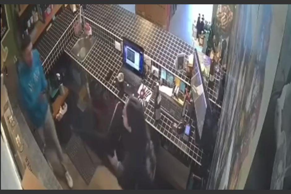 Una mujer fue acorralada por un hombre sospechoso en un bar de México. (Foto: captura de video)