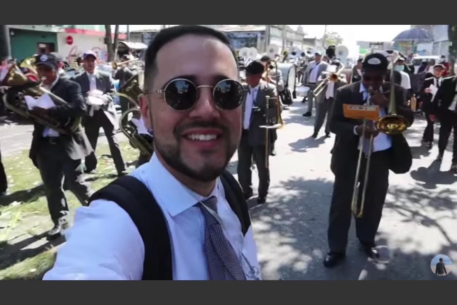 El youtuber Paulino G, comparti&oacute; su experiencia cargando una procesi&oacute;n en Guatemala. (Foto: captura de video)