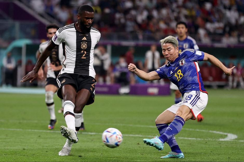 El defensa alem&aacute;n hizo un gesto al momento de pelear un bal&oacute;n con un jugador japon&eacute;s. (Foto: AFP)&nbsp;