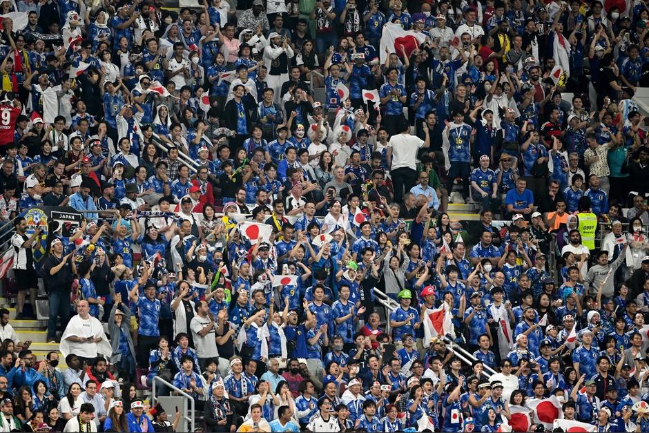 Los japoneses celebran la victoria de su equipo contra Alemania. (Foto: AFP)&nbsp;
