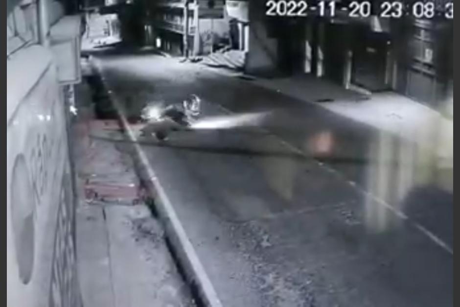 El motorista se ve afectado por el bache que no es perceptible en horas de la noche. (Captura Video)