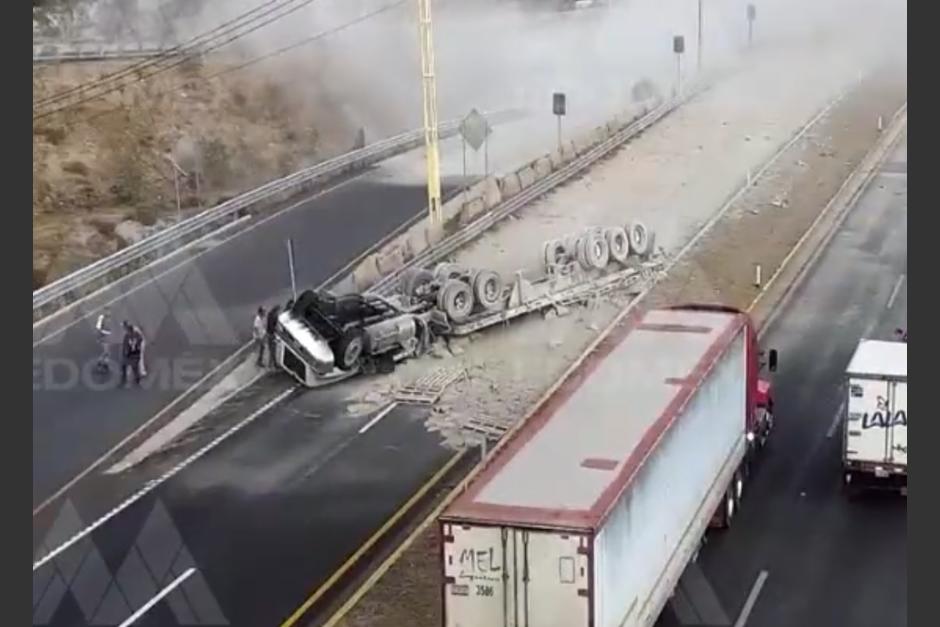 El percance quedó registrado en una cámara de vigilancia de la carretera. (Captura Video)