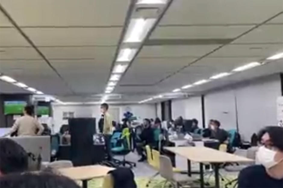 Japón consiguió un importante triunfo ante Alemania en el Mundial de Qatar; pero, la reacción en una oficina en Tokio no fue la esperada y desconcertó tanto que se volvió viral. (Foto: captura de pantalla)
