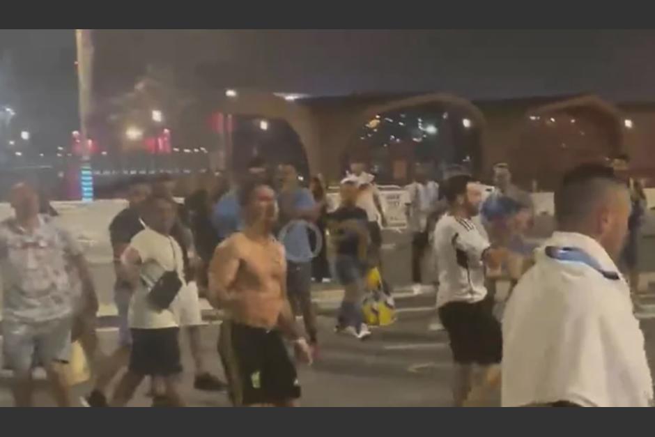 Aficionados de Argentina y México tuvieron una disputa en calles de Doha. (Foto: Captura de pantalla)
