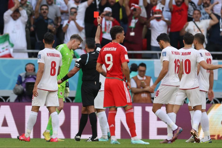 El árbitro guatemalteco impartió justicia en el juego entre Gales contra Irán. (Foto: AFP)&nbsp;