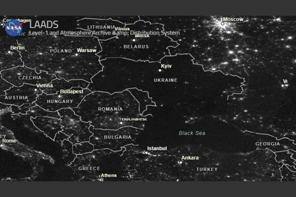 La fotografía satelital captada por la NASA muestra a Ucrania totalmente a oscuras. (Foto: NASA)