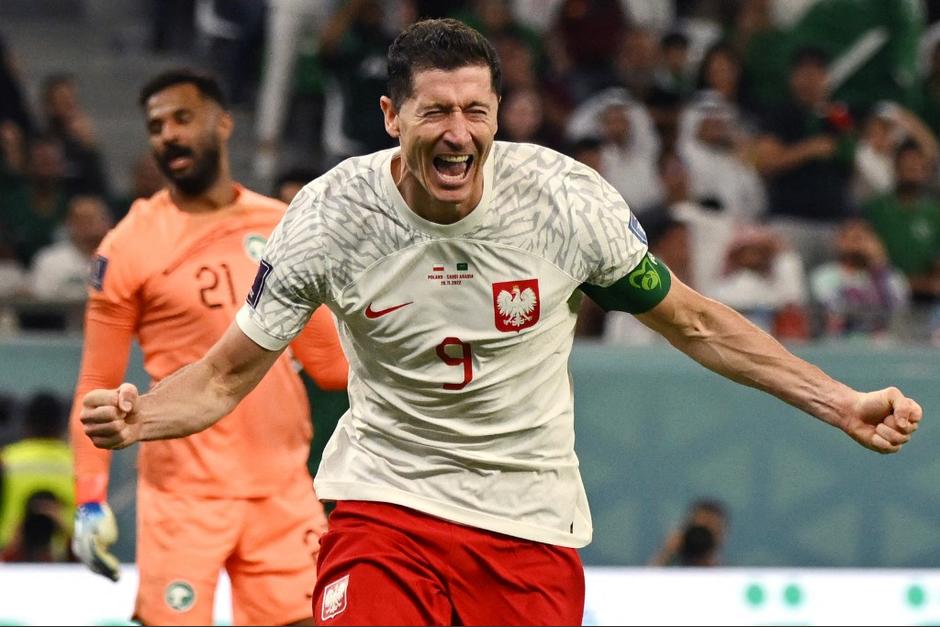 Robert Lewandowski anot&oacute; un golazo y sentenci&oacute; el marcador para que Polonia derrotara a Arabia Saudita 2-0. (Foto: AFP)