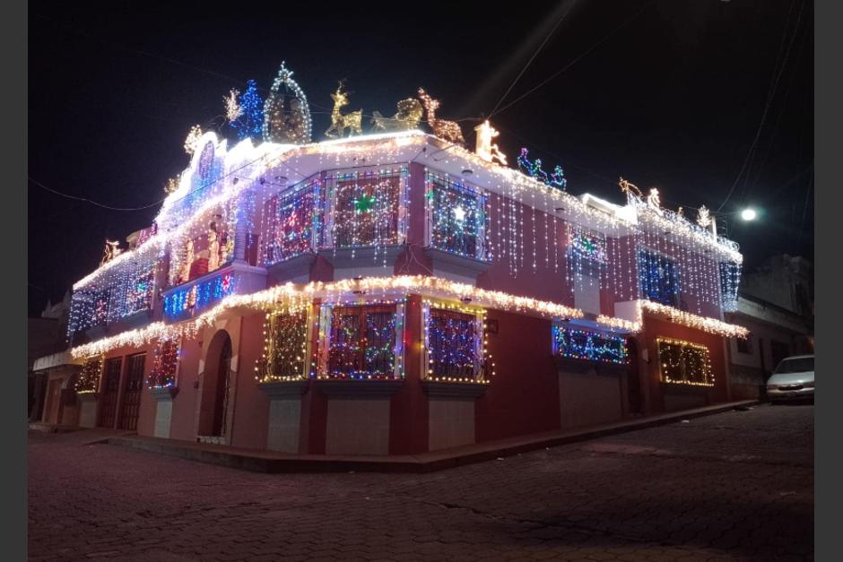 Varias viviendas en Salcajá, Quetzaltenango han llamado la atención de ciudadanos por su original decorado navideño. (Foto: redes sociales)