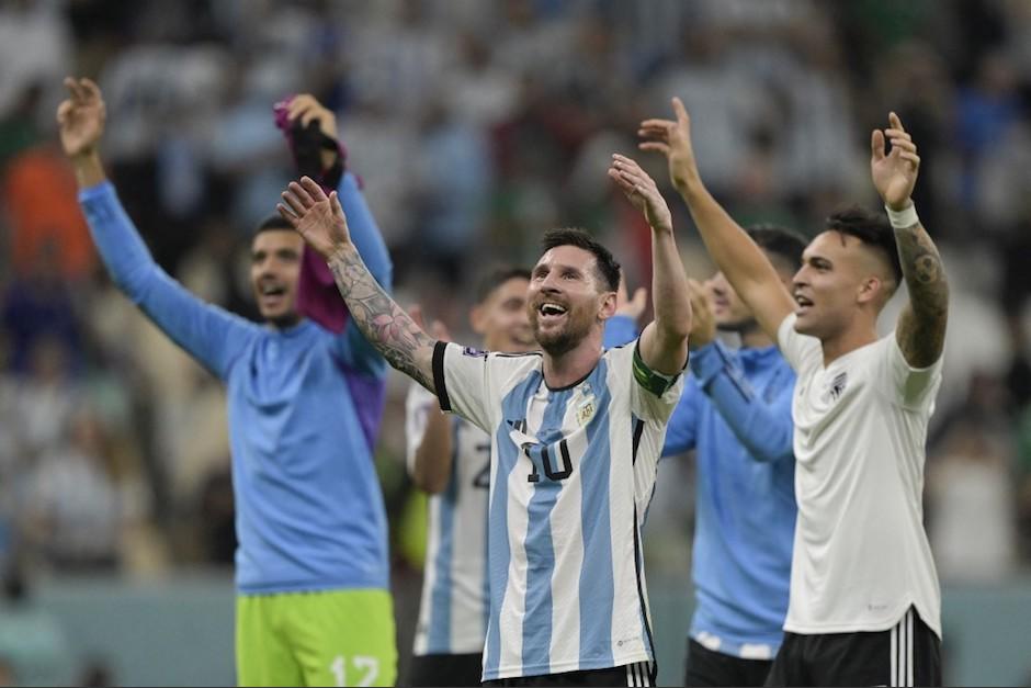 La selecci&oacute;n de Argentina celebr&oacute; a lo grande en el vestuario, tras ganar 2-0 ante M&eacute;xico, este s&aacute;bado 26 de noviembre. (Foto: AFP)