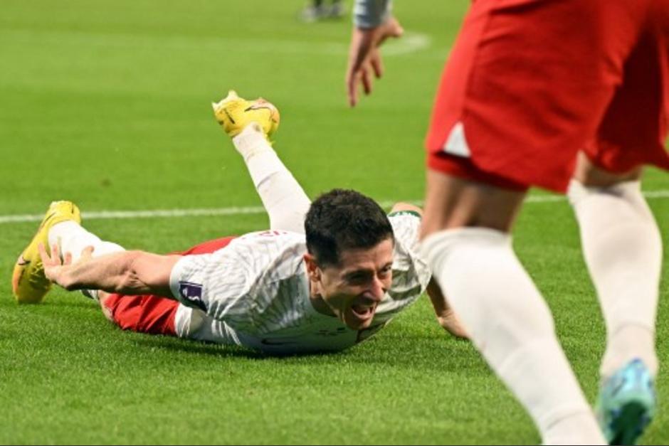 Robert Lewandowski lloró tras anotar su primer gol, durante el encuentro entre Polonia y Arabia Saudita. (Foto: AFP)
