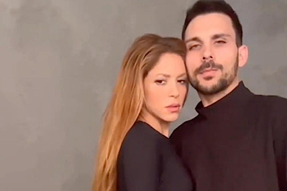 Así se sorprendió Shakira junto al misterioso hombre. (Foto: Oficial)