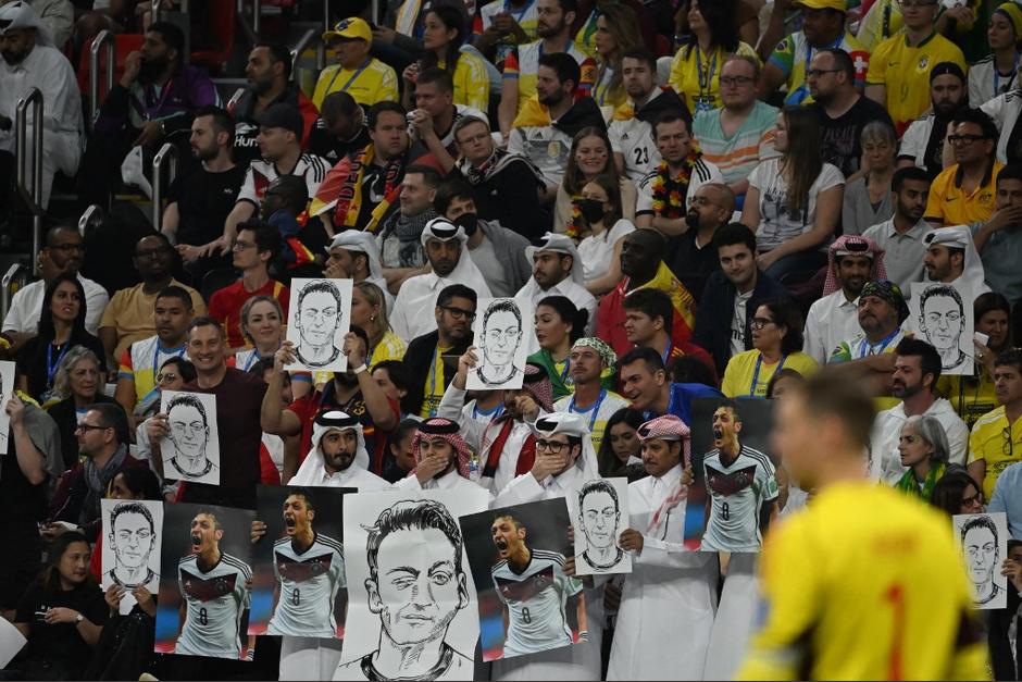 Los &aacute;rabes expusieron fotograf&iacute;as de Mesut &Ouml;zil durante el partido de Alemania Espa&ntilde;a. (Foto: AFP)&nbsp;
