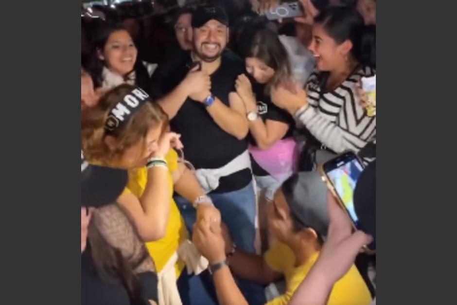 La sorpresiva propuesta de matrimonio durante el concierto de Morat en Guatemala, el fin de semana recién pasado. (Foto: captura de video)