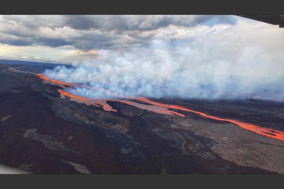 El volc&aacute;n activo m&aacute;s grande del mundo entr&oacute; en erupci&oacute;n por primera vez en 40 a&ntilde;os este lunes, escupiendo lava y cenizas en un espectacular uso de furia en&nbsp;Haw&aacute;i. (Foto:&nbsp;@USGSVolcanoes)