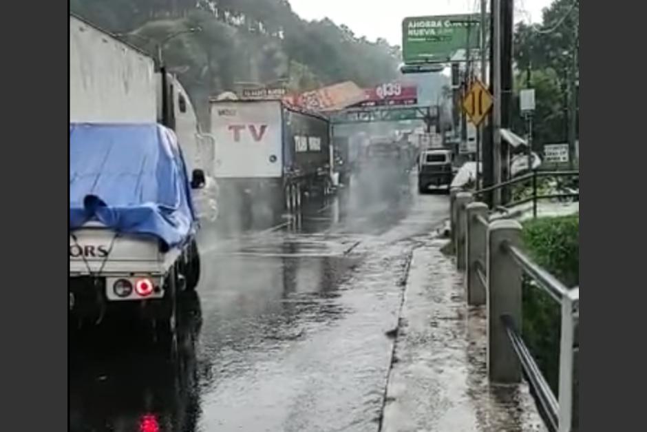 Alertan por riesgo de nuevo hundimiento en el kilómetro 14 de la ruta que conduce al Pacífico, en jurisdicción de Villa Nueva. (Foto: captura de video)