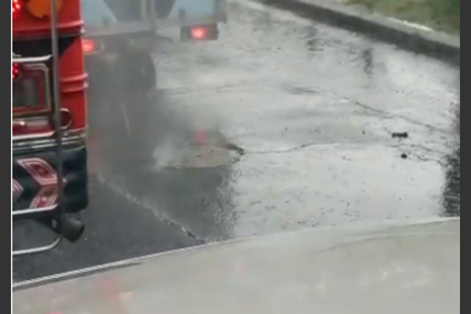 Así se observa el lugar donde podría haber un nuevo hundimiento en la ruta al Pacífico, en jurisdicción de Villa Nueva. (Foto: captura de video)