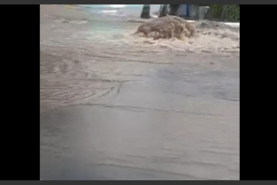 Un tragante en Villa Nueva se rebalsó luego de las fuertes lluvias. (Foto: Captura de video)