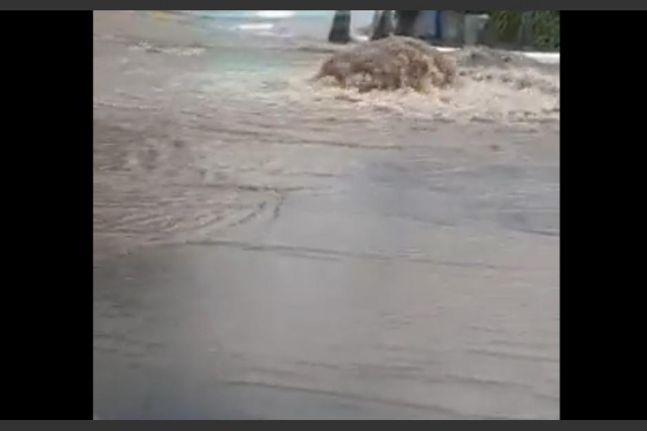¡Tragante se rebalsa! Lluvias causan daños en Villa Nueva