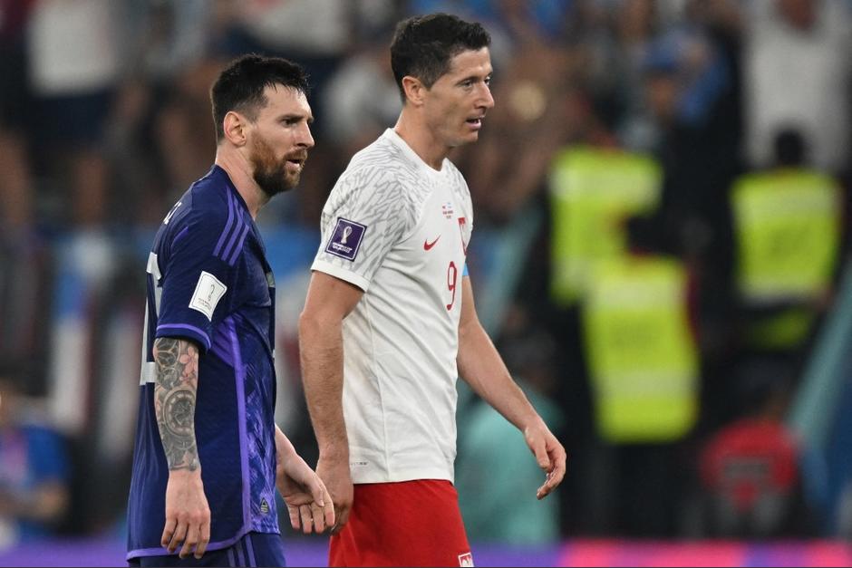 El polaco intentó saludar a Messi luego de una falta en la segunda parte. (Foto: AFP)&nbsp;