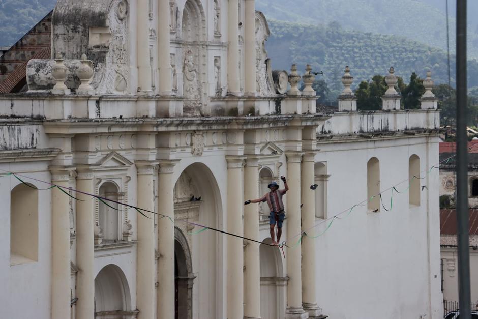 La hazaña la ejecutó el equilibrista durante el fin de semana en Antigua Guatemala. (Foto: Ayuntamiento de Antigua)