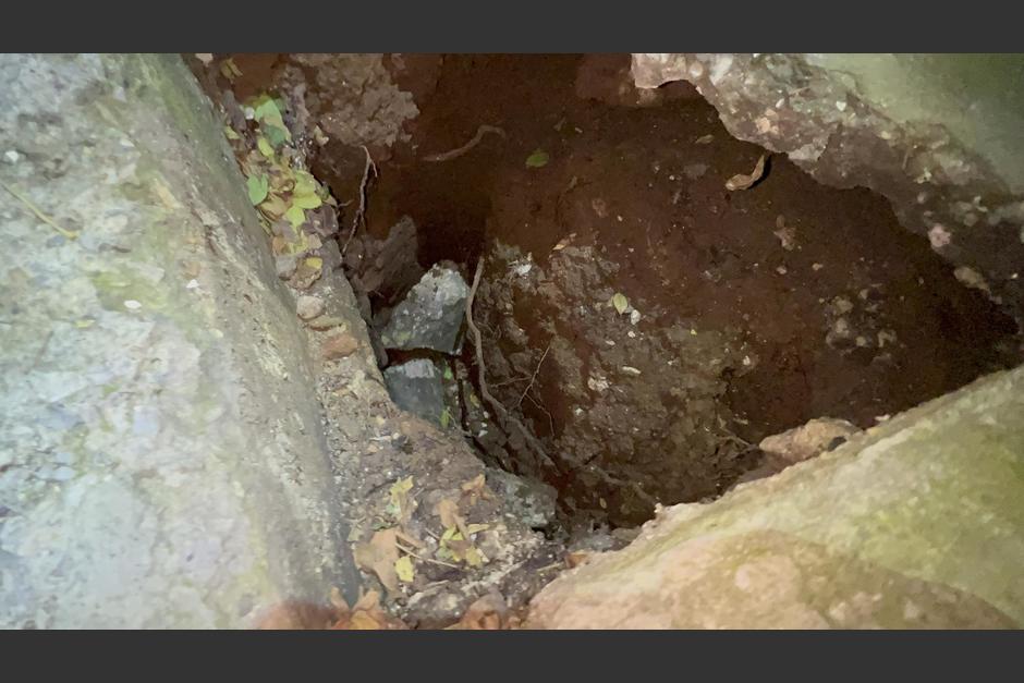 Una persona cay&oacute; accidentalmente en un agujero que se form&oacute; en la zona 3 de la Ciudad de Guatemala. (Foto: Cruz Roja Guatemalteca)