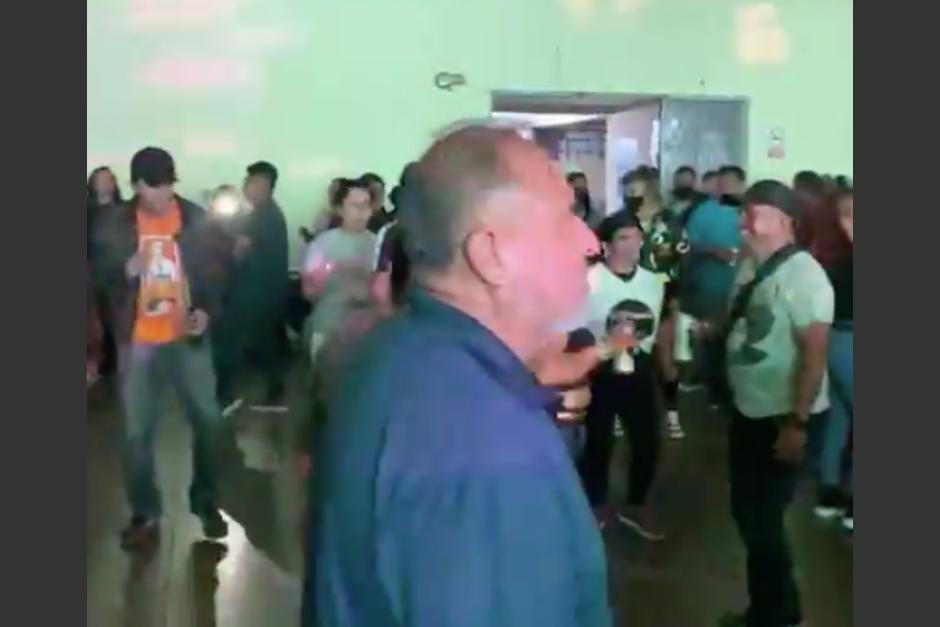 As&iacute; se desarrollaba la fiesta en donde se registr&oacute; una balacera, en las afueras del lugar. (Foto: Captura de video)