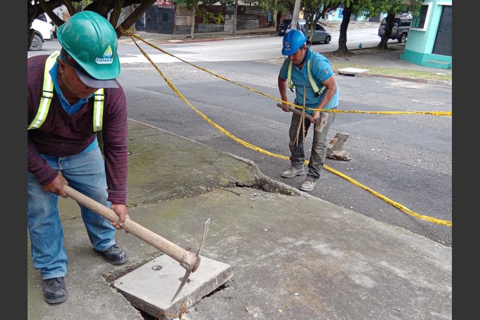Asaltan a empleados de Empagua que realizaban trabajos en el lugar donde se form&oacute; un agujero. (Foto: Empagua)