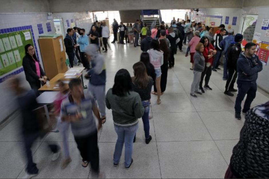 Los brasile&ntilde;os ha acudido desde el inicio del domingo a dar su voto por Jair Bolsonaro o Luiz I. Lula Da Silva. (Foto: AFP)