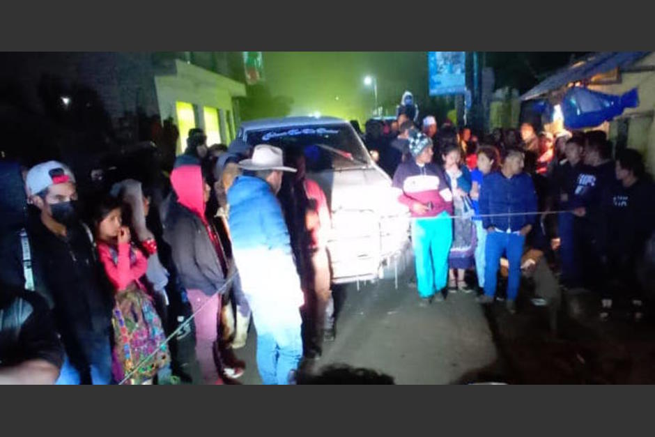 Un vehículo perdió el control y se empotró en un negocio de antojitos en Patzún, Chimaltenango. (Foto: La Voz de Guate)