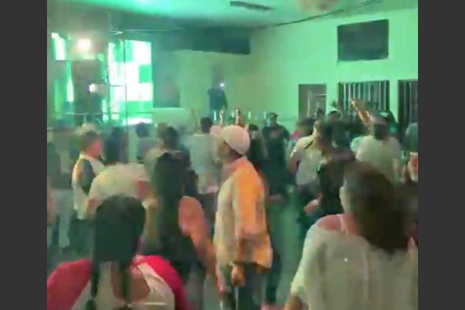 Captan instantes después de que ocurrió una balacera en las afueras de un salón de eventos en la zona 6. (Foto: captura de video)