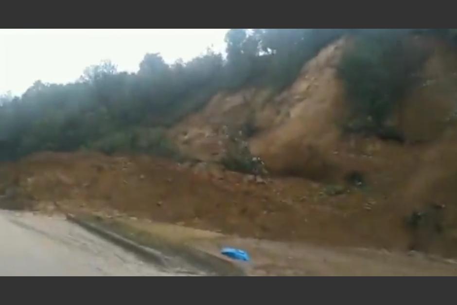 Un derrumbe de grandes proporciones ocurri&oacute; en la ruta Interamericana, en Chupol, Quich&eacute;. (Foto: Captura de video)