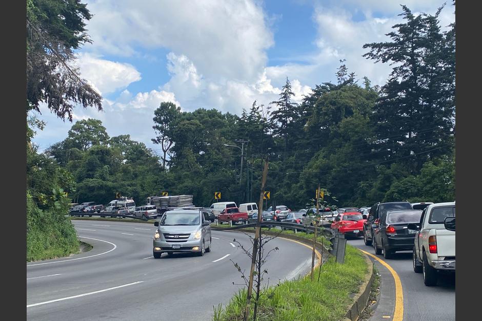 Se reportan largas filas de vehículos en ruta Interamericana, aparentemente por conductor que sufrió problemas de salud. (Foto: Fredy Hernández/Soy502)