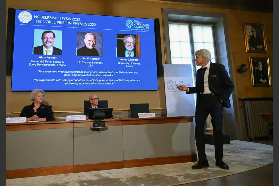 Momento en que anuncian a los ganadores del Premio Nobel de F&iacute;sica de 2022. (Foto: AFP)