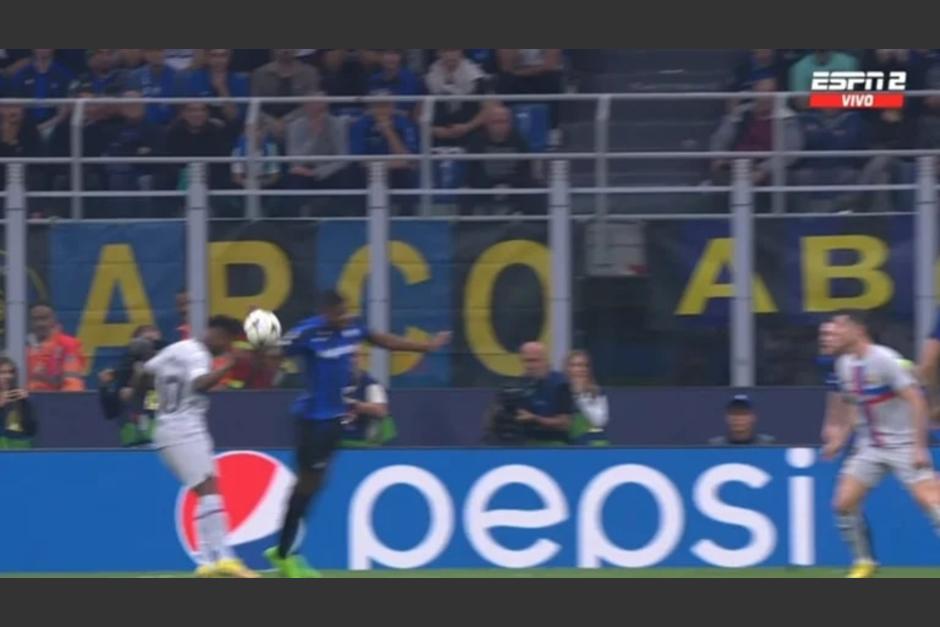 Una mano del jugador del Inter,&nbsp;Denzel Dumfries, pudo ayudar para que el Barcelona empatara. (Foto: Captura de pantalla)