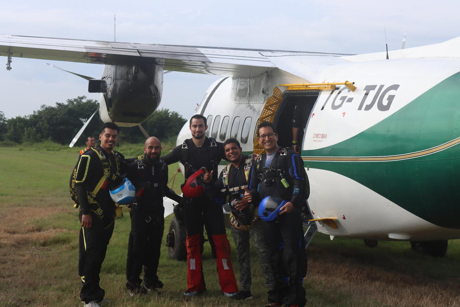 El equipo guatemalteco de paracaidismo representará al país en Arizona, Estados Unidos. (Foto: Cindy Alonzo/ Soy502)