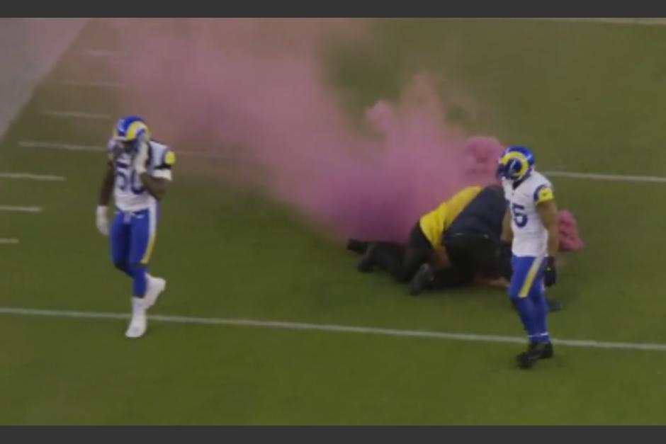 Jugador de Los&nbsp;&Aacute;ngeles Rams, Bobby Wagner, ayud&oacute; a la seguridad a detener a un activista que invadi&oacute; el campo de juego. (Foto: Captura de pantalla)