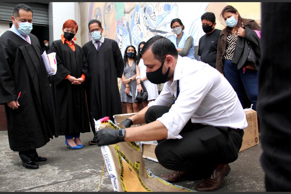 El fiscal Marlon Ord&oacute;&ntilde;ez presenta la prueba material al Tribunal Segundo de Femicidio, los pap&aacute;s de Luz Mar&iacute;a observan el desarrollo de la audiencia, mientras al fondo, Jorge Zea mantiene un semblante serio. (Foto: Dulce Rivera/Soy502)