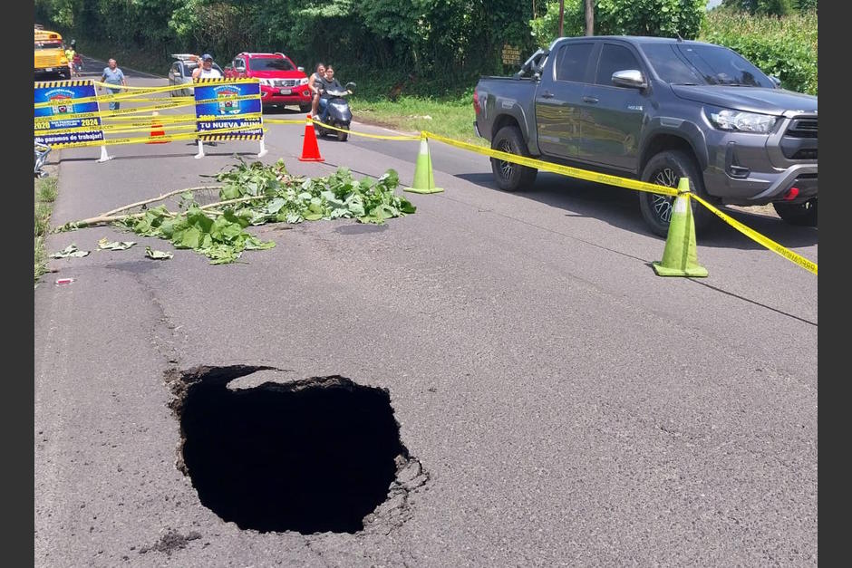 Alertan por agujero que se formó en un puente ubicado entre Mazatenango y San Francisco Zapotitlán. (Foto: Stereo100Noticias)