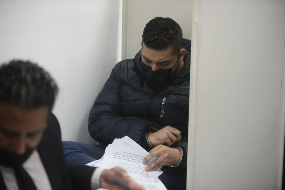 Jorge Zea lee documentos durante el juicio en su contra. (Foto: Wilder L&oacute;pez /Soy502)