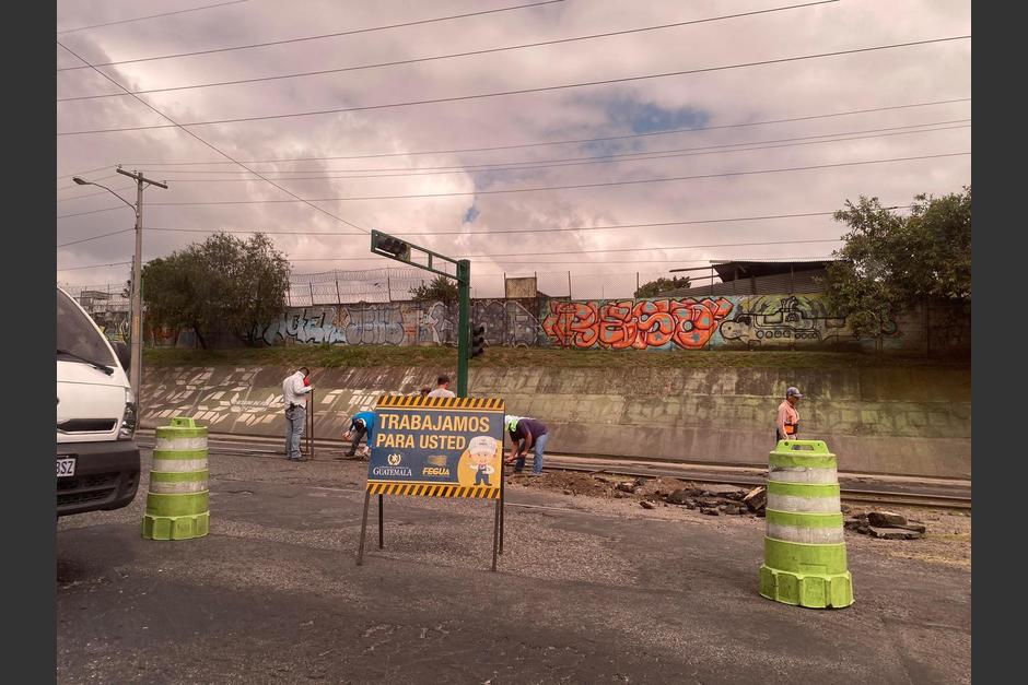 El paso en la 13 calle Atanasio Tzul, zona 13, frente al centro de detención juvenil Gaviotas, fue cerrado para arreglar parte de la línea férrea. (Foto: Fredy Hernández/Soy502)