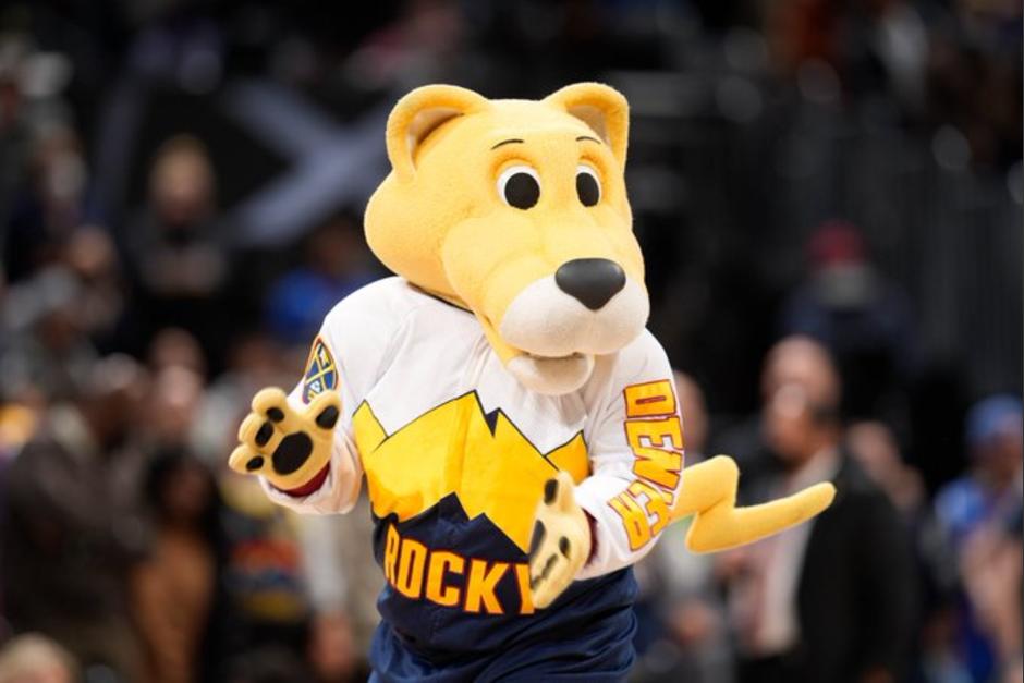 Rocky la mascota de los Nuggets, gana casi el triple que la jugadora mejor pagada de la NBA femenina. (Foto: Goals Sports)