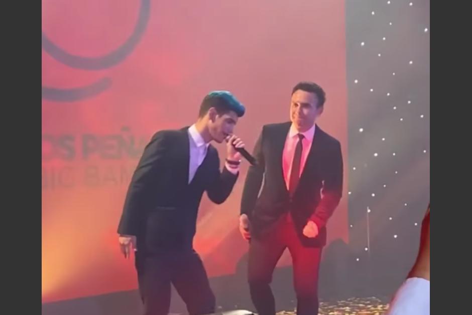 Nelson Carreras y Carlos Pe&ntilde;a sorprendieron al compartir escenario. (Foto: captura video)