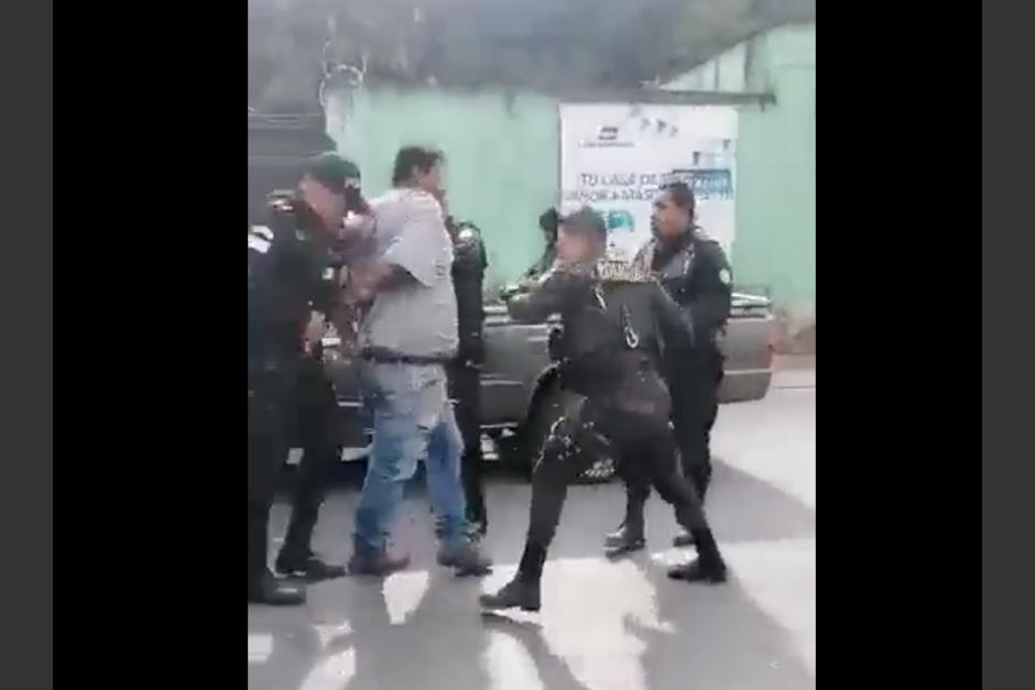 Identifican a cuatro agentes de la PNC que golpearon a dos personas capturadas. (Foto: Captura de pantalla)