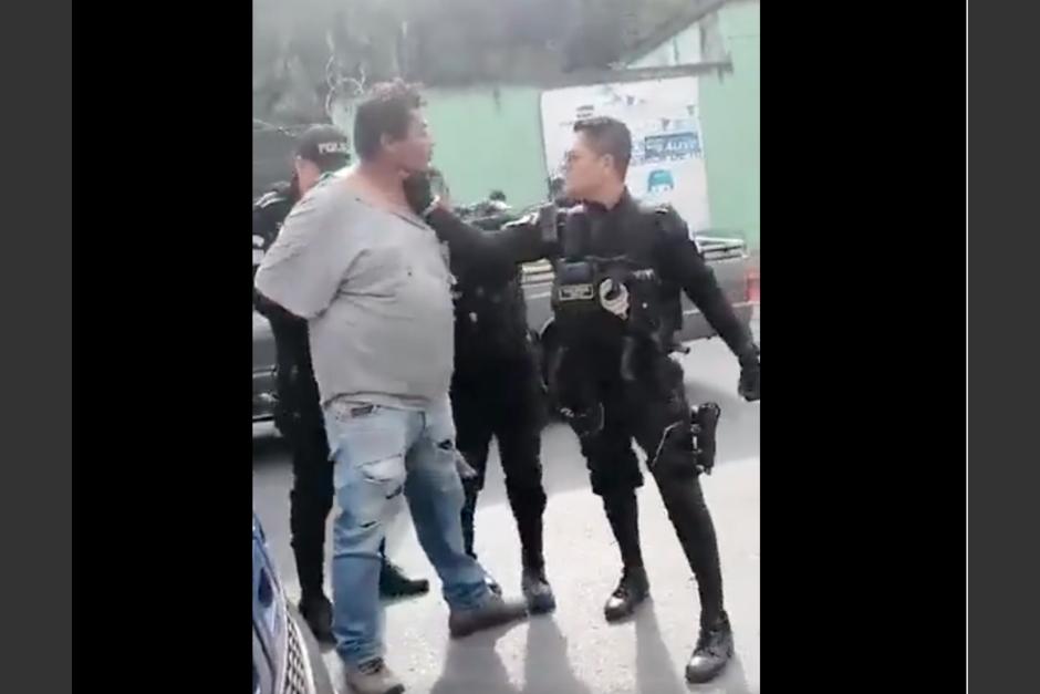 Esto dice la PNC de los agentes que golpearon a dos capturados