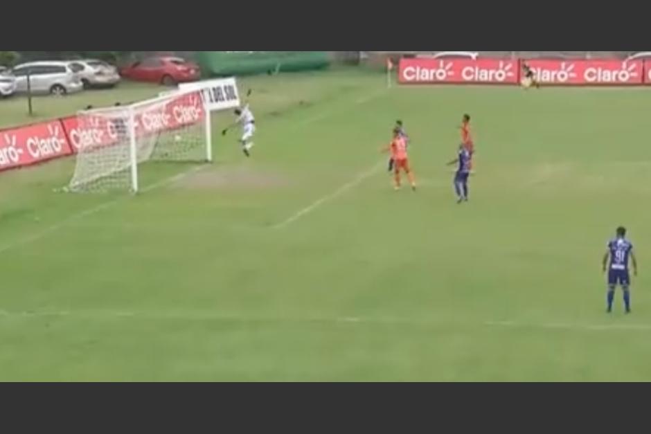 Una jugada de Cobán Imperial no fue tomada como gol a pesar que el balón pasara la línea de la portería. (Foto: Captura de pantalla)