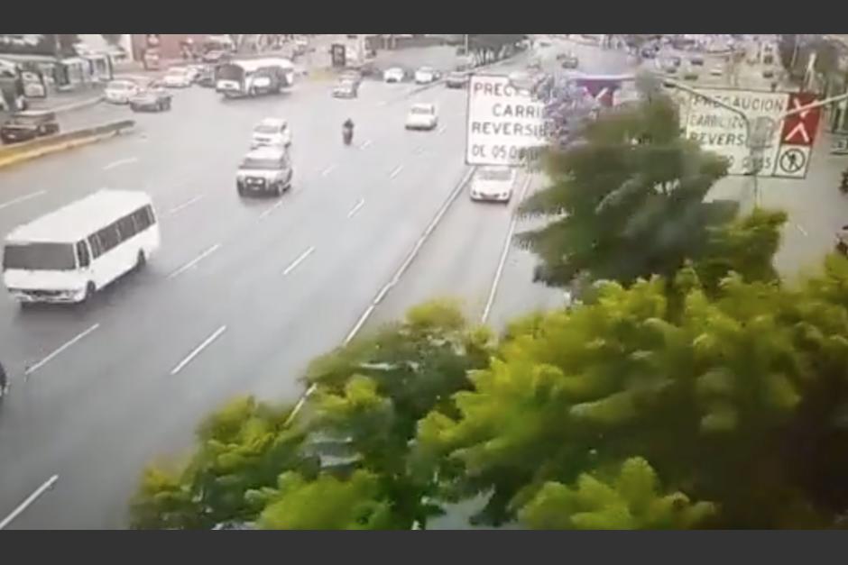 Fuertes vientos y lluvia se reportan en varias zonas de la ciudad capital. (Foto: captura de pantalla)