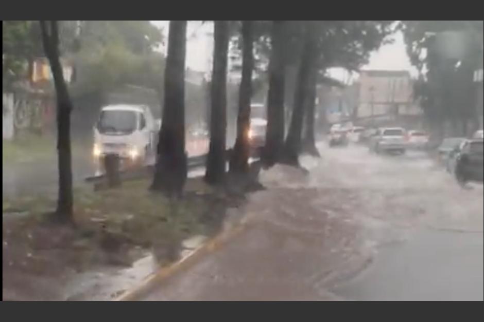 Reportan inundaciones en el Anillo Periférico y zona 7 de la Ciudad de Guatemala. (Foto: Captura de video)