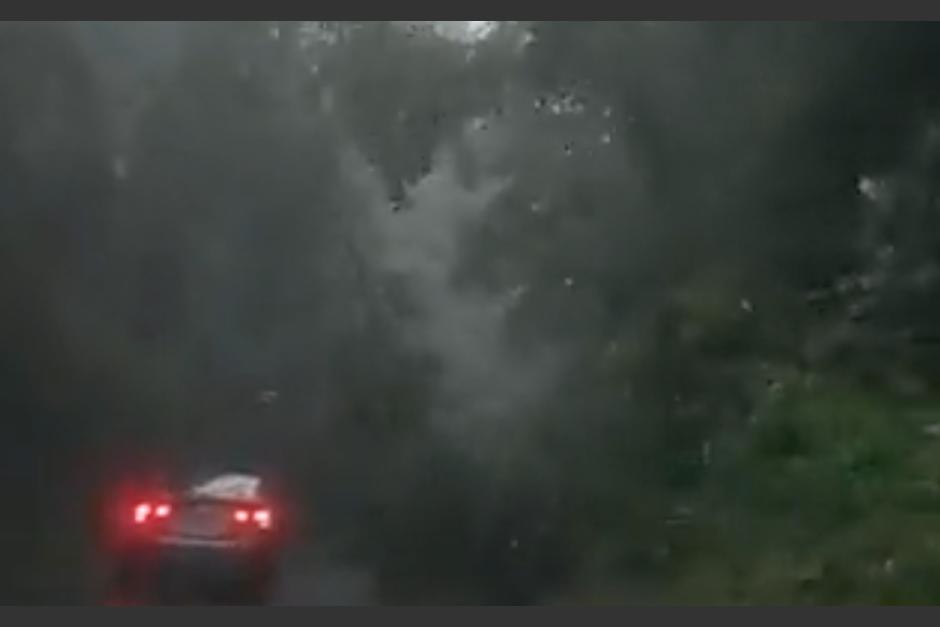 Captan en video el momento en el que ocurre un derrumbe en una carretera en El Salvador. (Foto: captura de video)&nbsp;
