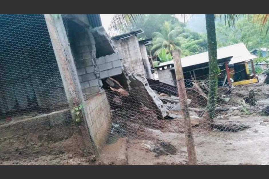 Un deslizamiento de tierra soterr&oacute; varias viviendas en Panz&oacute;s, Alta Verapaz. (Foto: Paisajes San Crist&oacute;bal)
